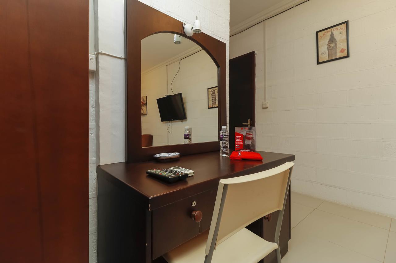 Reddoorz @ Center Hotel 2*