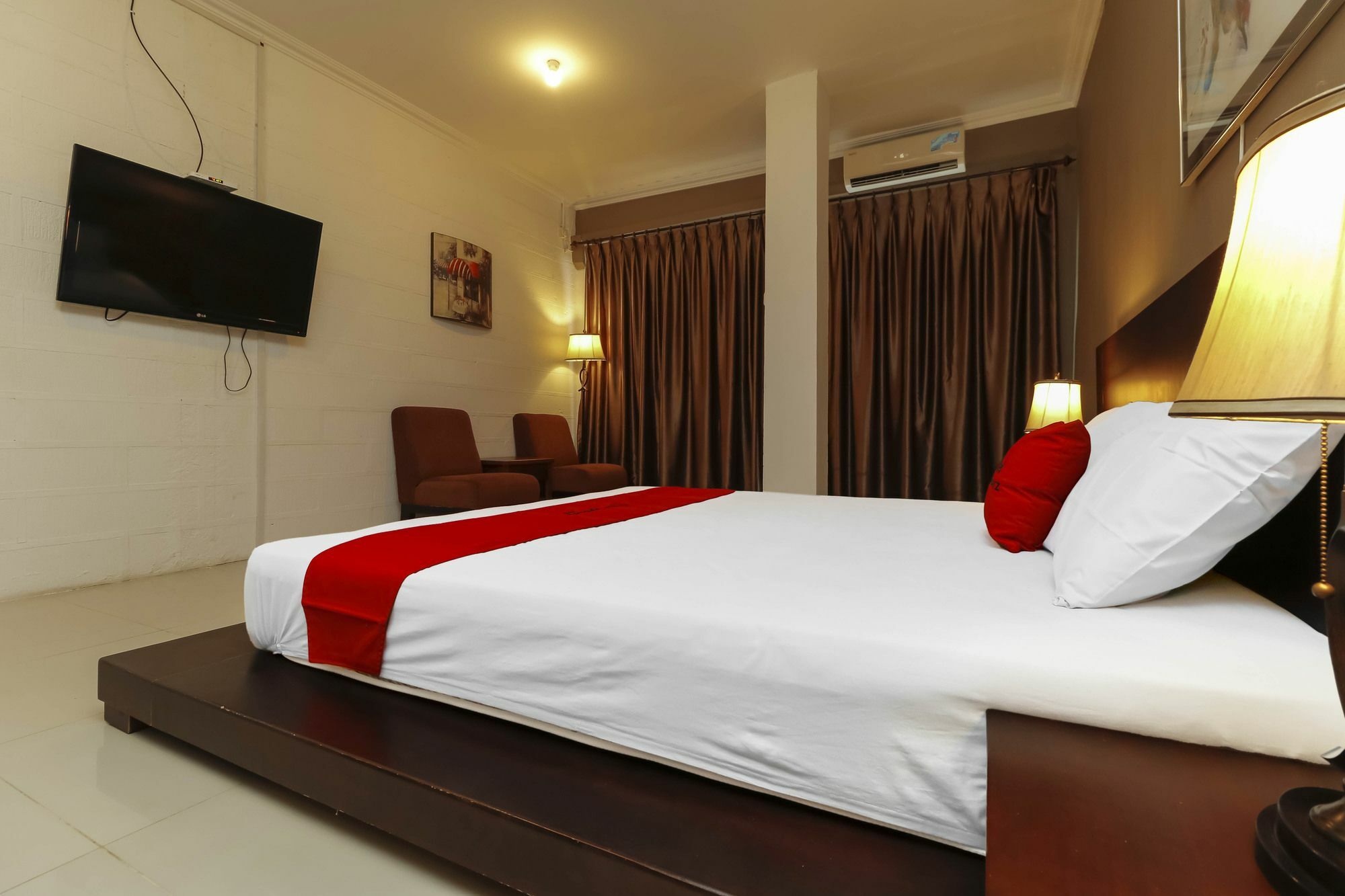 Reddoorz @ Center Hotel