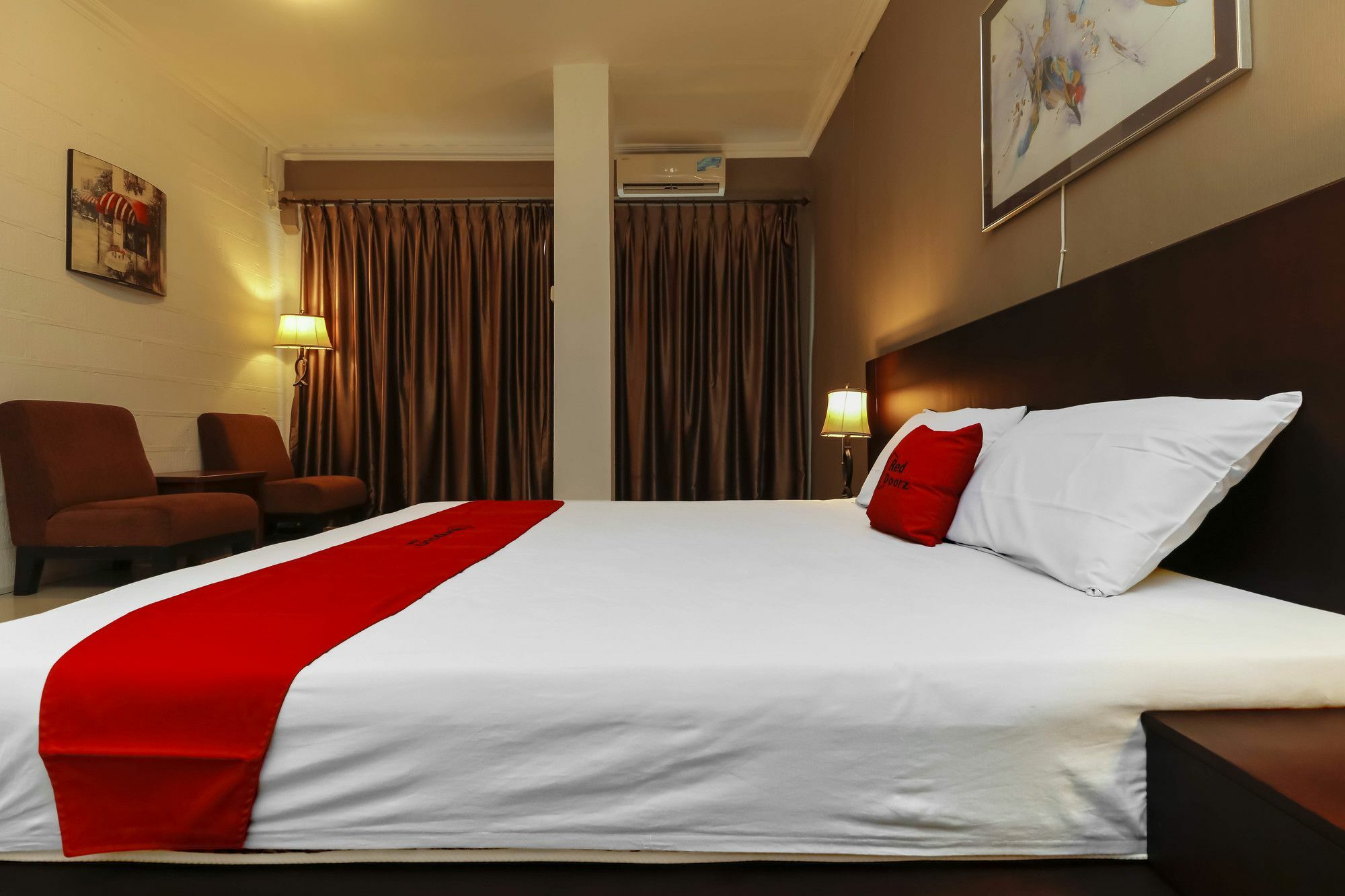 Reddoorz @ Center Hotel